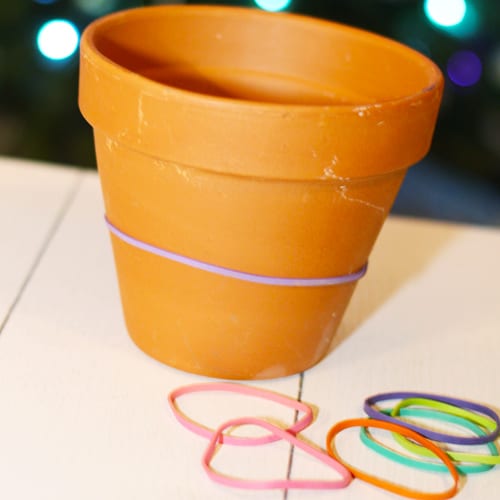 wrap rubber band around pottery