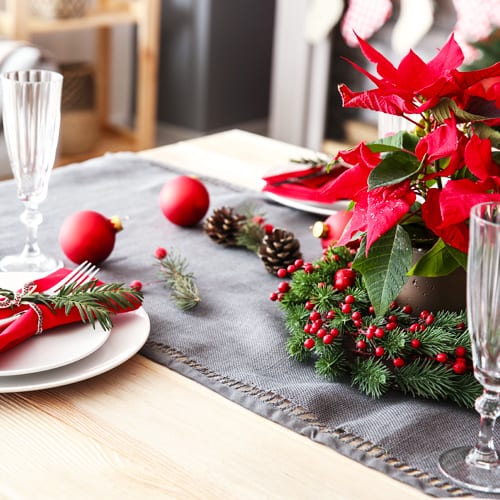 table decoratings ideas with poinsettias